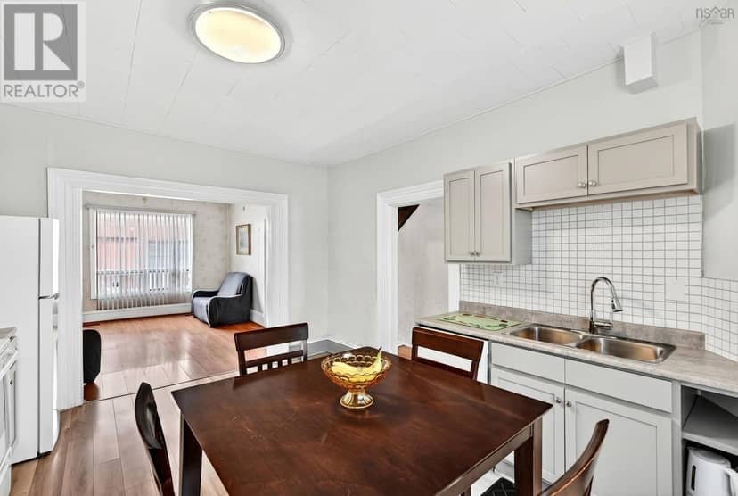 2490 John Street — photo 16 of 40