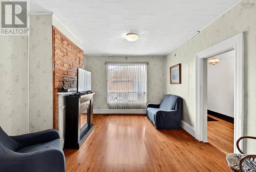 2490 John Street — photo 8 of 40