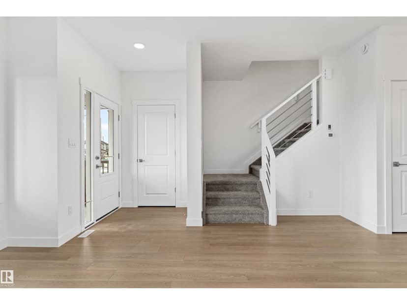 1012 14 AV NW — photo 11 of 38