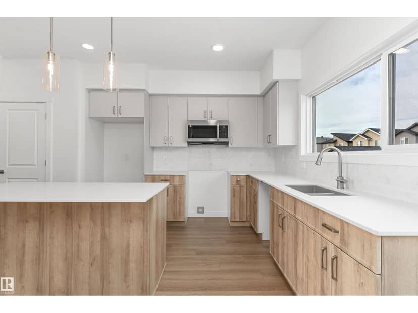 1012 14 AV NW — photo 14 of 38