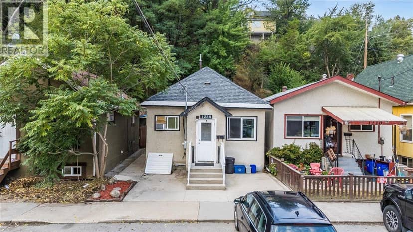 1220 Tamarac Avenue, Trail