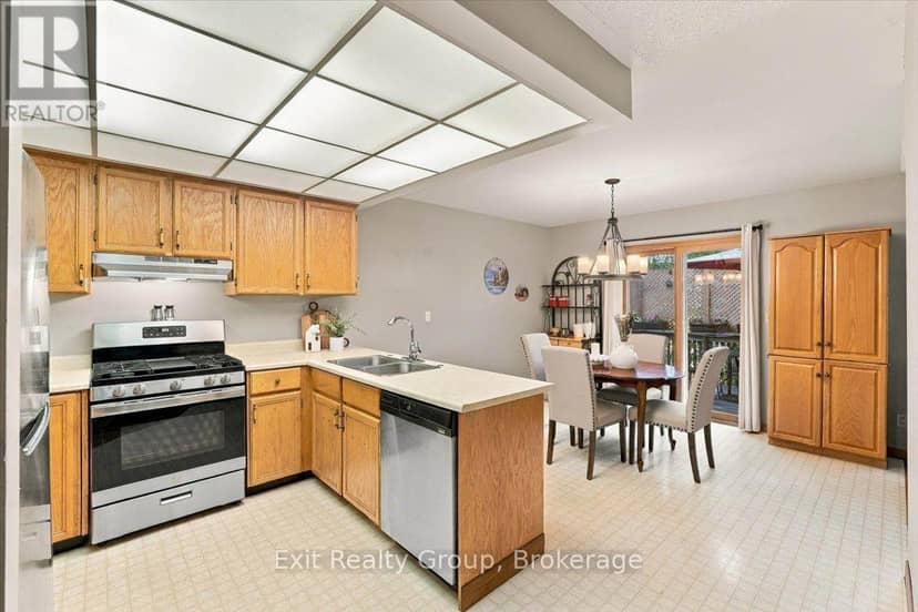 27 Dungannon Drive — photo 14 of 39