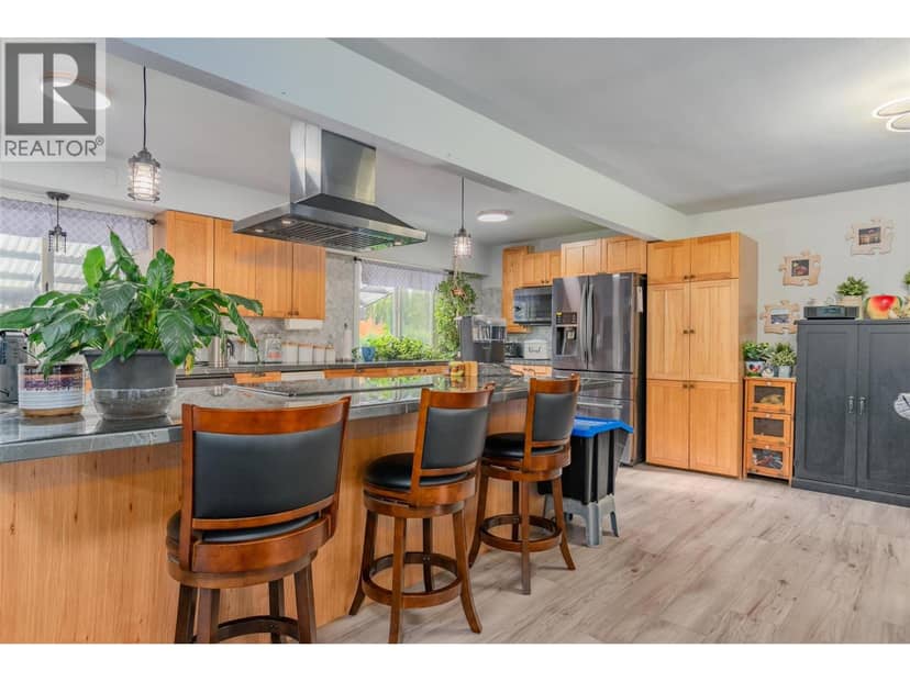 8329 Highway 3B, Trail, photo 6