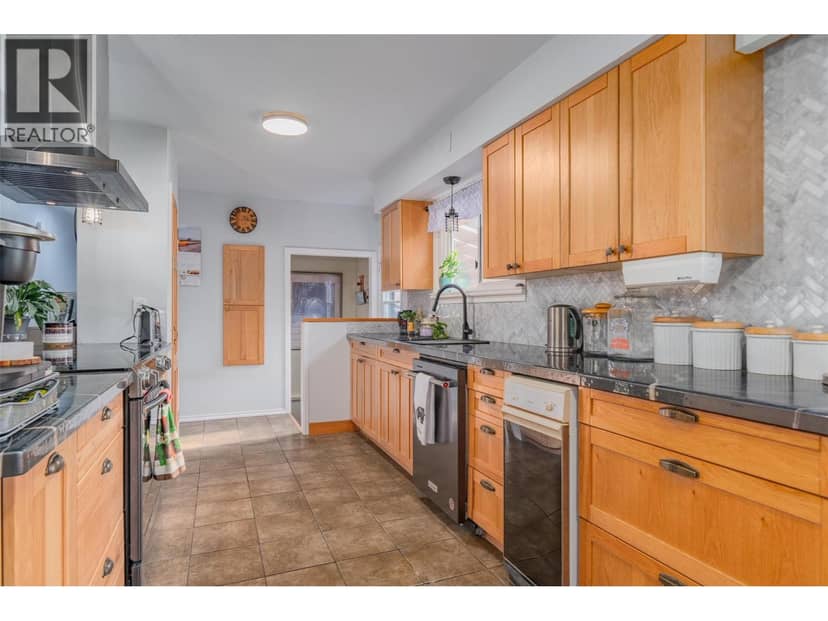 8329 Highway 3B, Trail, photo 7