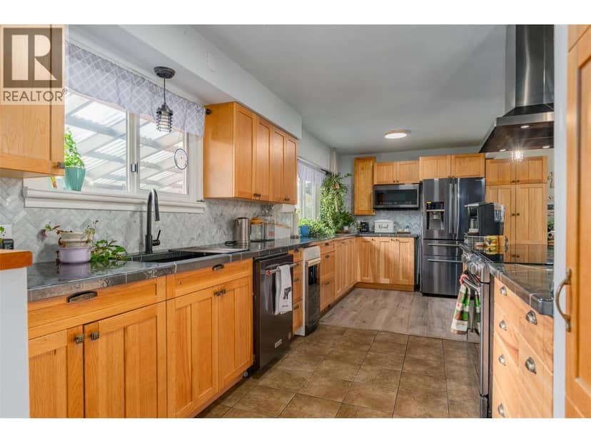 8329 Highway 3B, Trail, photo 8
