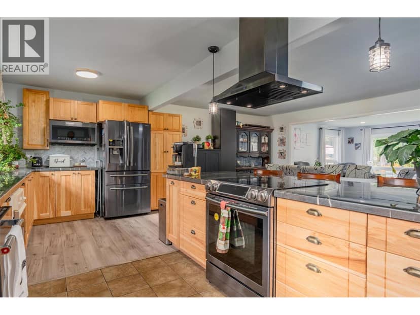 8329 Highway 3B, Trail, photo 5