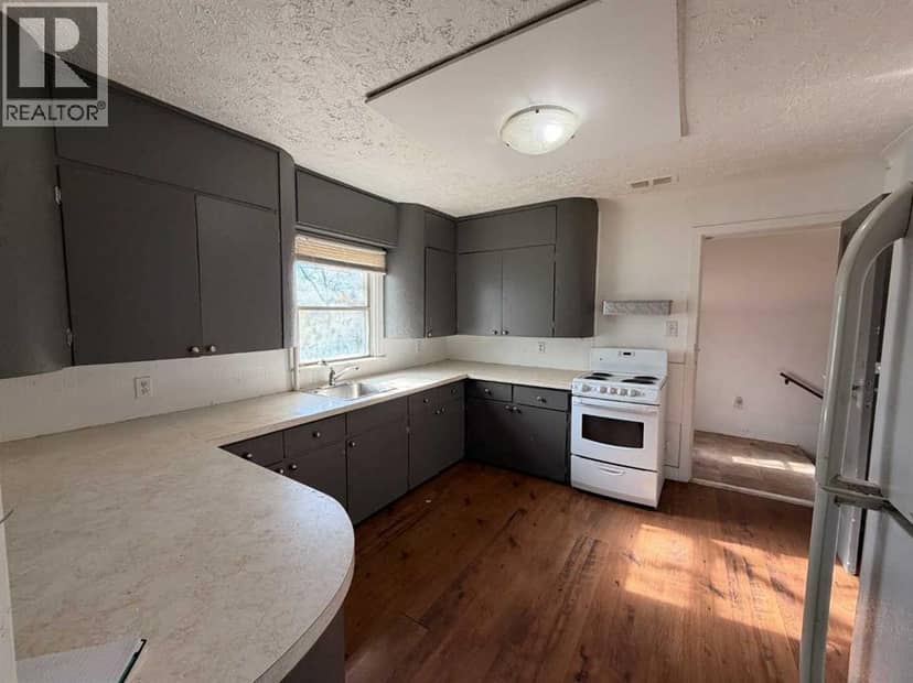 802 6 Avenue, Wainwright, photo 2