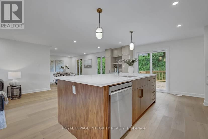 8 Brian Crescent — photo 7 of 40