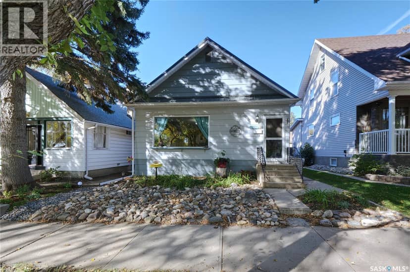 1042 Algoma AVENUE — photo 1 of 39