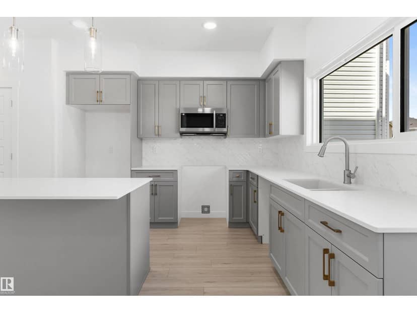 1056 14 AV NW — photo 14 of 37