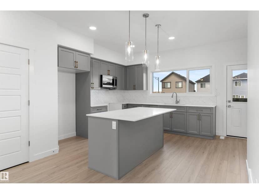 1056 14 AV NW — photo 16 of 37