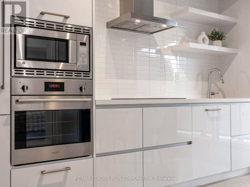 506 - 2221 Yonge Street — photo 11 of 40