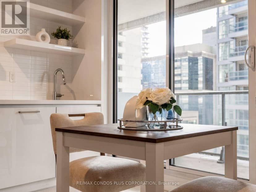 506 - 2221 Yonge Street — photo 15 of 40
