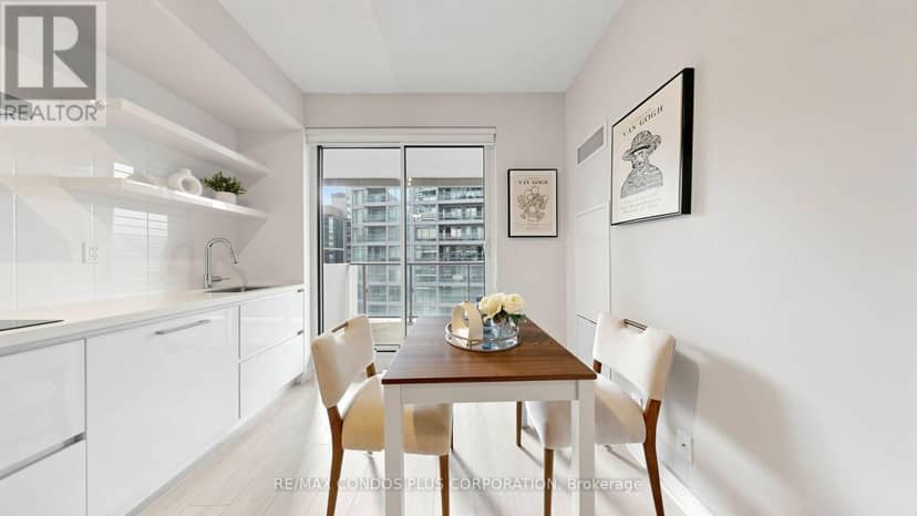 506 - 2221 Yonge Street — photo 16 of 40