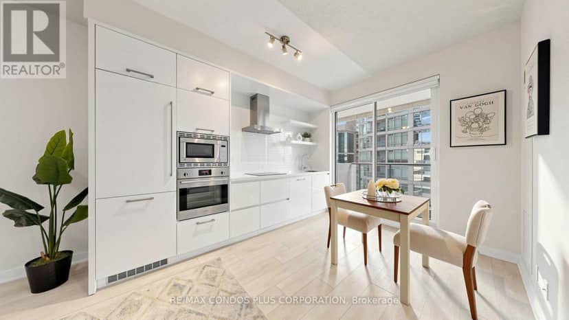 506 - 2221 Yonge Street — photo 18 of 40