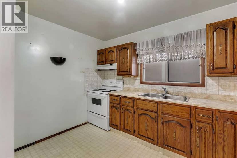 4407 Bowness Road NW — photo 17 of 37