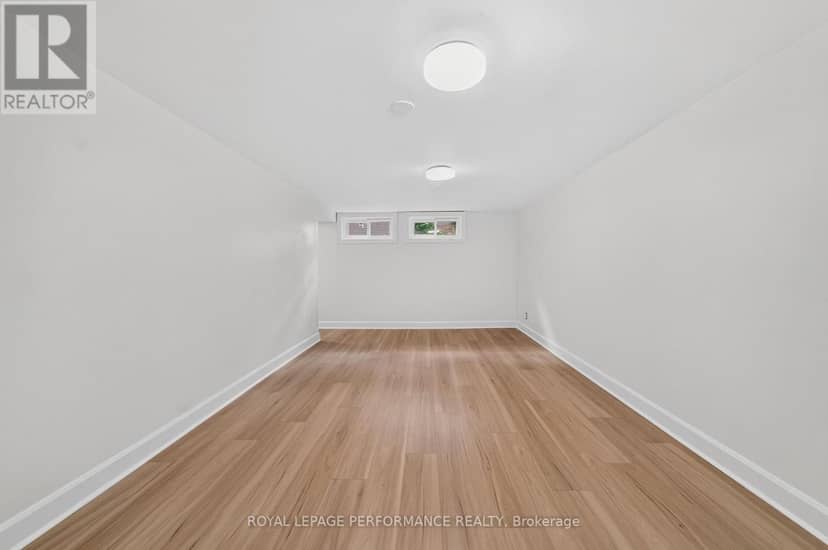 21 Millbrook Crescent — photo 31 of 36