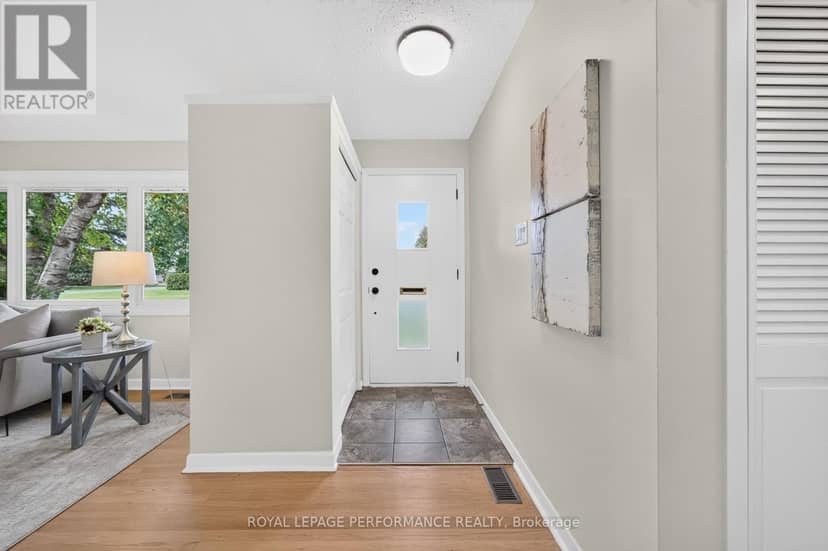 21 Millbrook Crescent — photo 4 of 36