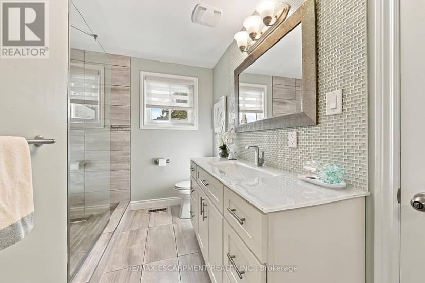 2231 Urwin Crescent — photo 16 of 40