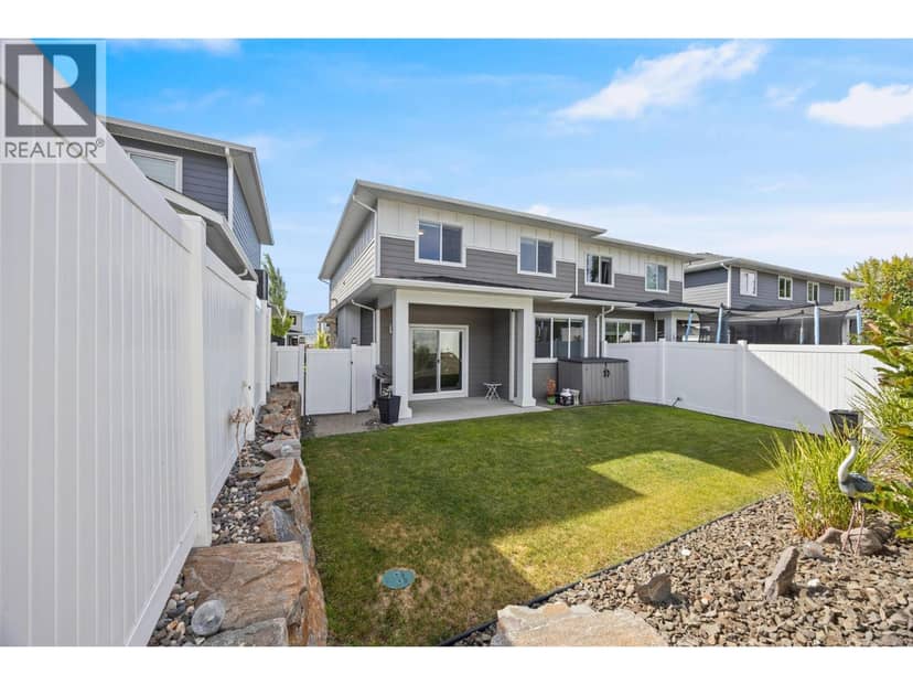 2394 Hawks Boulevard, Westbank, photo 2