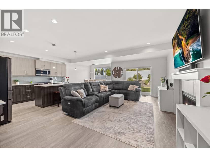 2394 Hawks Boulevard, Westbank, photo 5