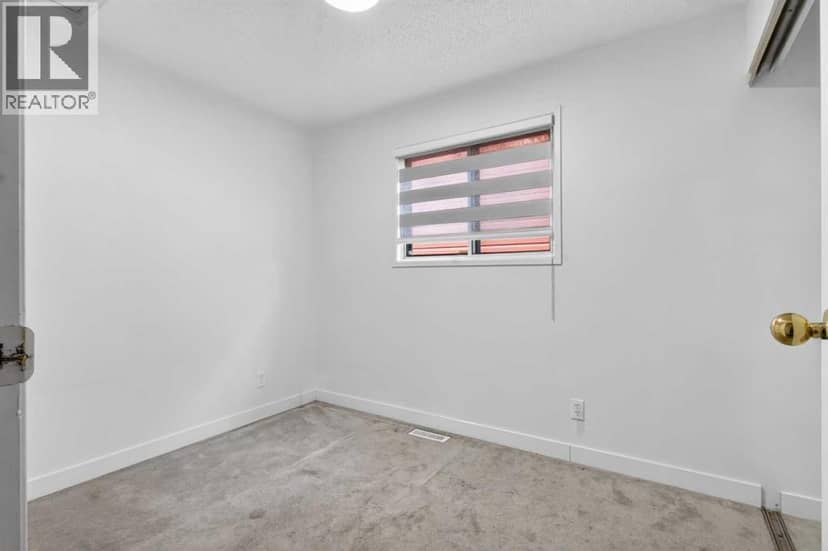 128 Castledale Crescent NE — photo 12 of 40