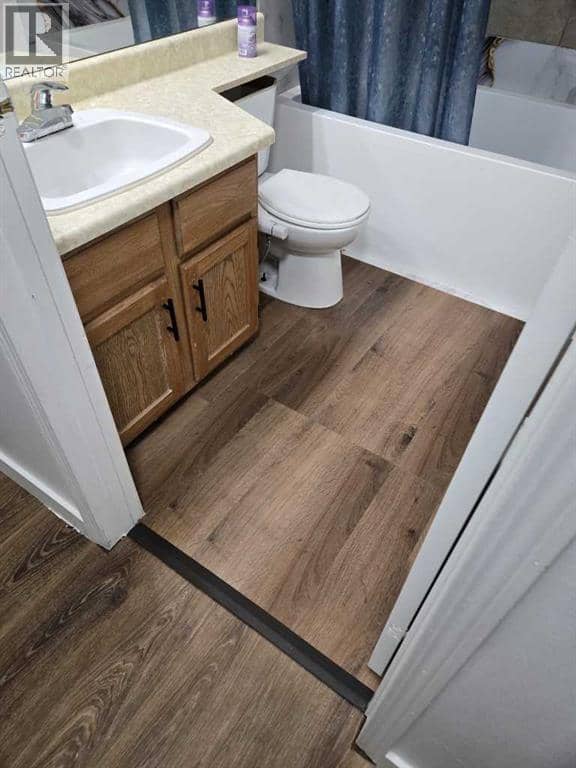 128 Castledale Crescent NE — photo 9 of 40