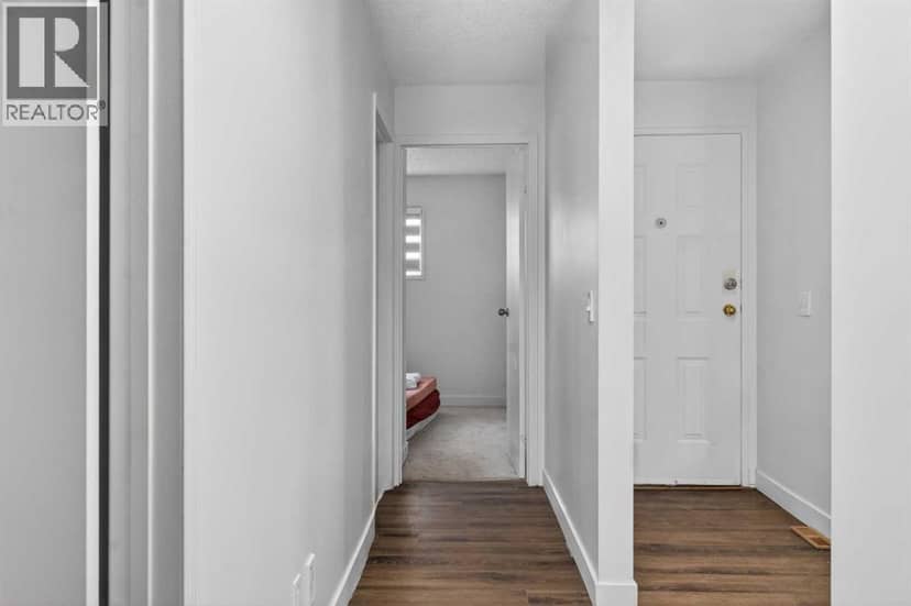 128 Castledale Crescent NE — photo 11 of 40