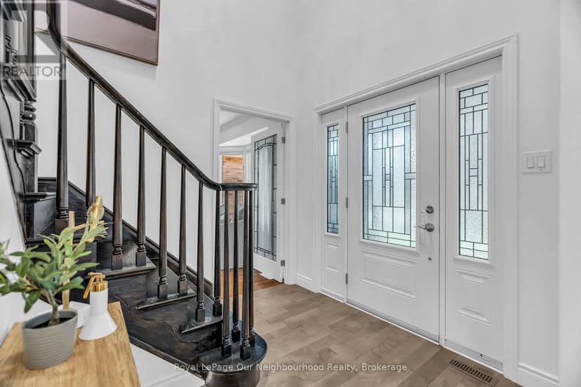 135 Kanata Crescent — photo 4 of 40