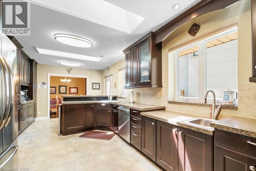 583 STEPHENS Crescent — photo 10 of 40