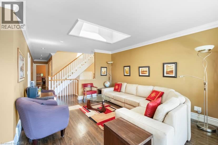 583 STEPHENS Crescent — photo 4 of 40