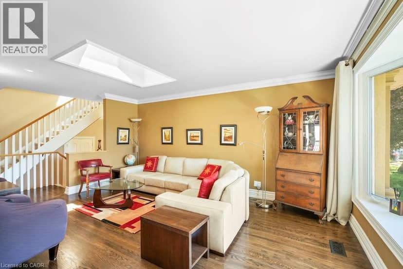 583 STEPHENS Crescent — photo 5 of 40