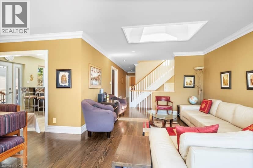 583 STEPHENS Crescent — photo 7 of 40