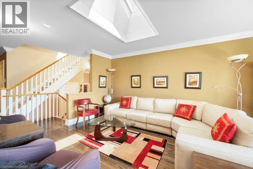 583 STEPHENS Crescent — photo 8 of 40