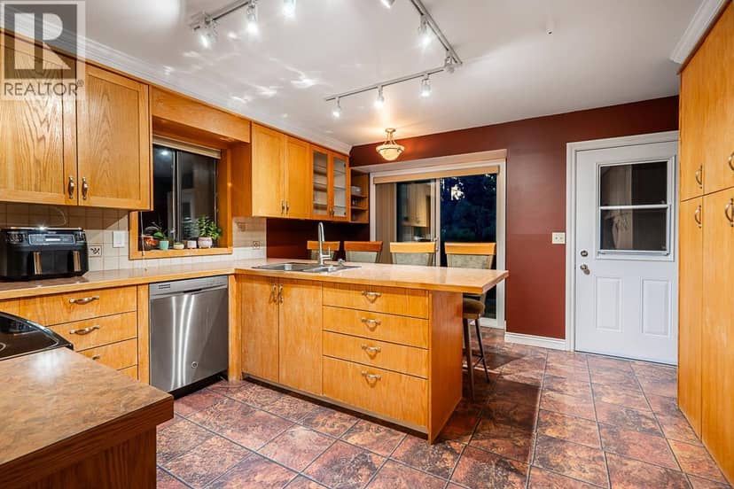 949 LYNWOOD AVENUE, Port Coquitlam