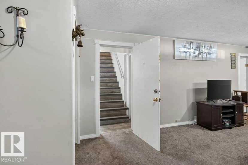 3829 110 AV NW — photo 16 of 40