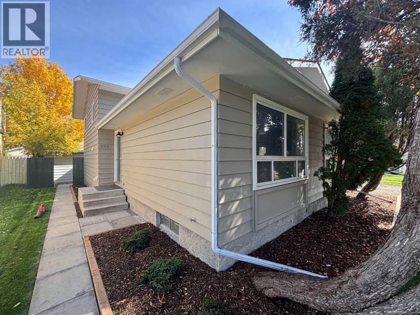 235 Shawcliffe Circle SW, Calgary, photo 3