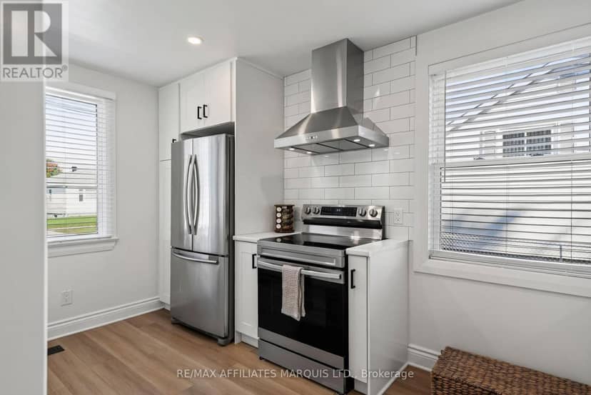 916 Leonard Avenue — photo 14 of 40