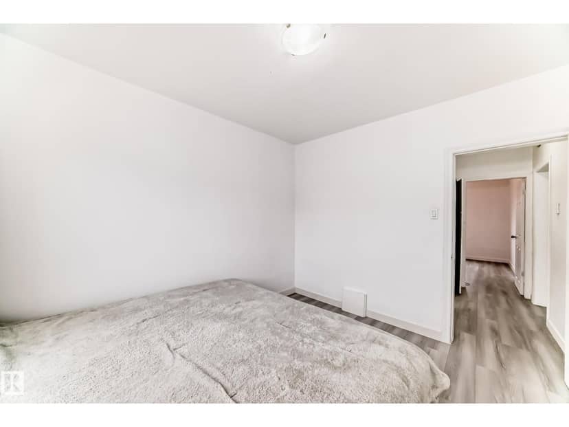 9221 110 AV NW — photo 16 of 32