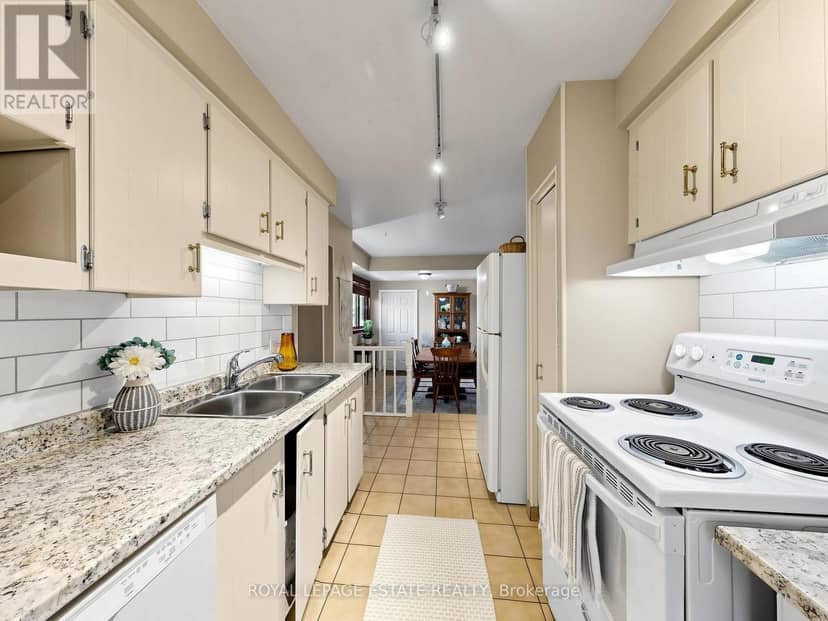 38 Burbank Crescent — photo 14 of 36