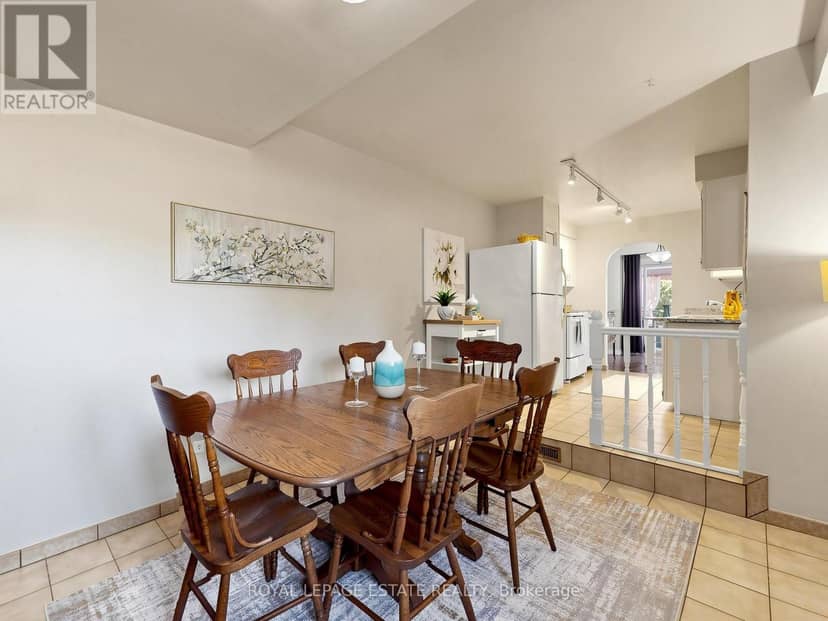 38 Burbank Crescent — photo 17 of 36