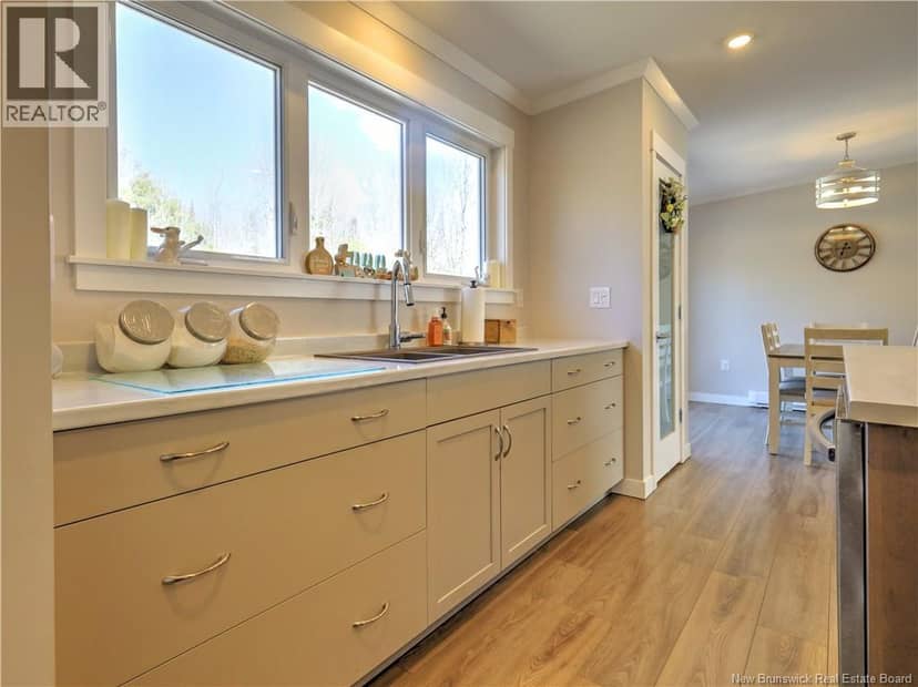 124 Diamond Square Road — photo 6 of 38