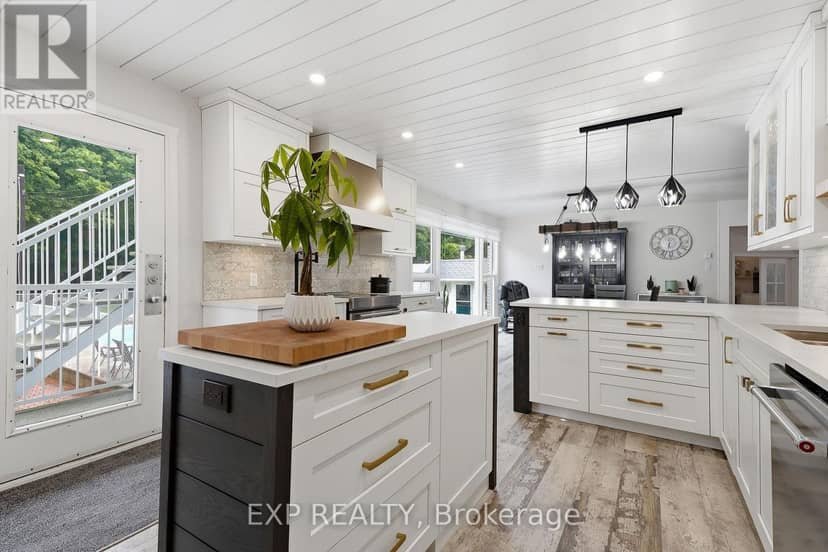 1380 Laurier Street — photo 10 of 40