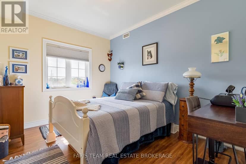 212 - 42 Ferndale Drive S — photo 12 of 21