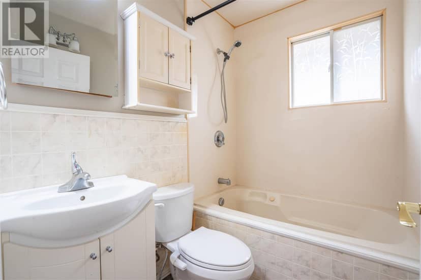 34 Routledge AVE — photo 6 of 32