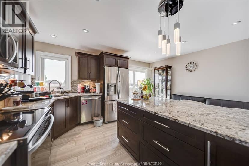 3072 Troup Crescent — photo 13 of 33