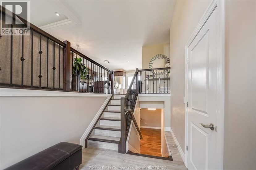 3072 Troup Crescent — photo 5 of 33