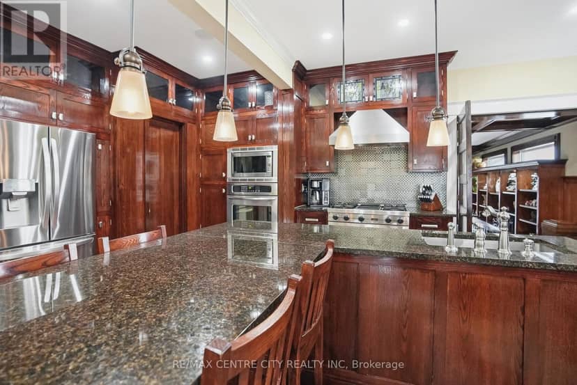 441 Woodman Avenue — photo 11 of 40
