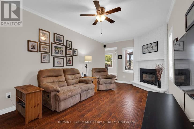 35 Grasett Crescent — photo 14 of 40