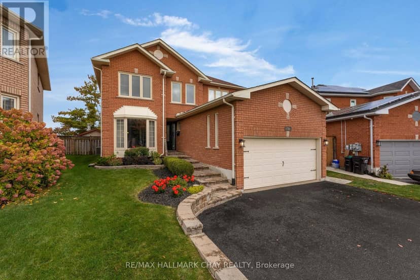 35 Grasett Crescent — photo 3 of 40
